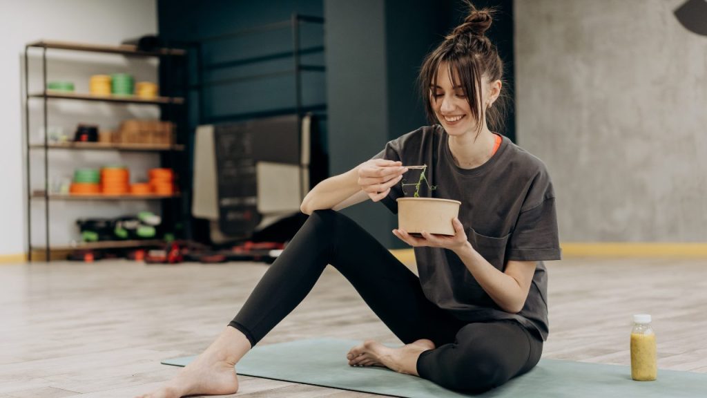 食事を摂る女性
