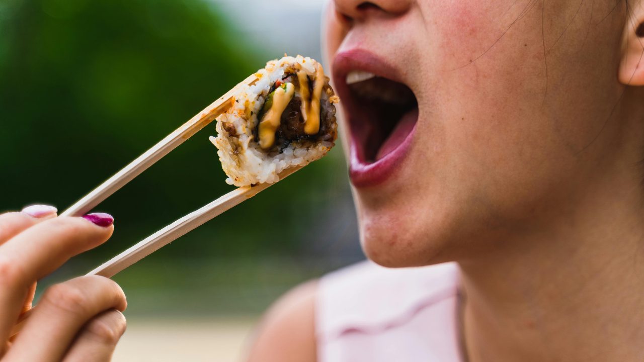 韓国料理を食べる人