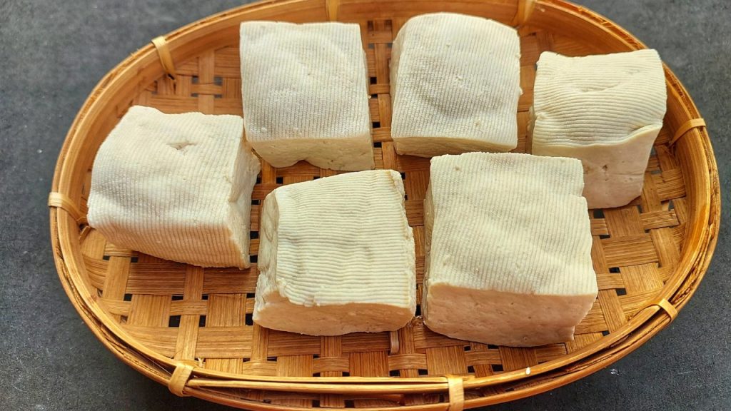 ザルに乗った木綿豆腐