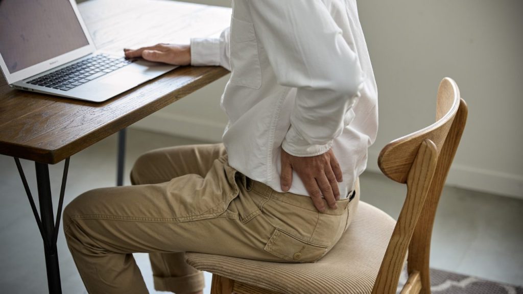腰痛に悩む男性