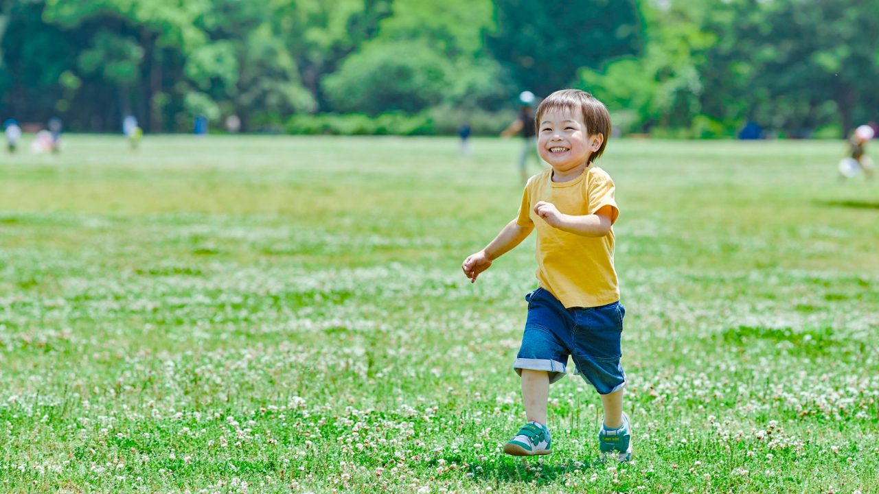 元気に遊ぶ男の子