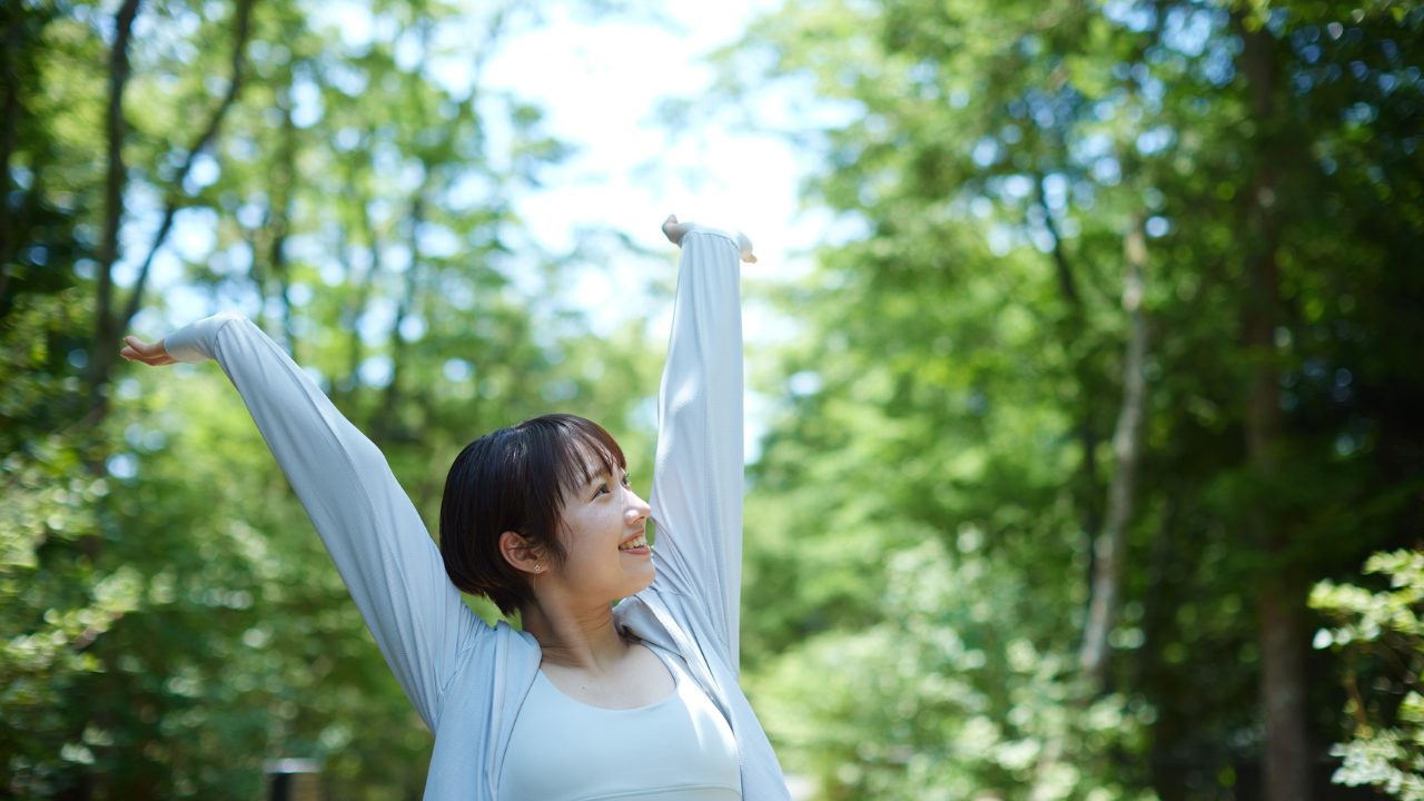 自然で羽を伸ばす女性

