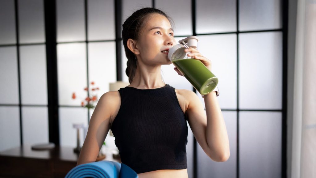プロテインを飲む女性