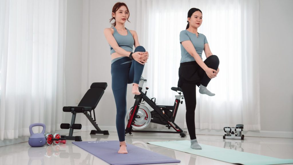 静的ストレッチをする2人の女性