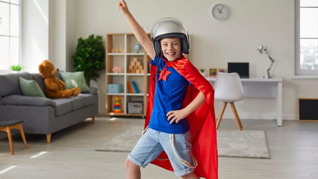 スーパーマンのコスプレをする子供