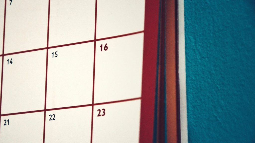 壁に飾られたカレンダー
