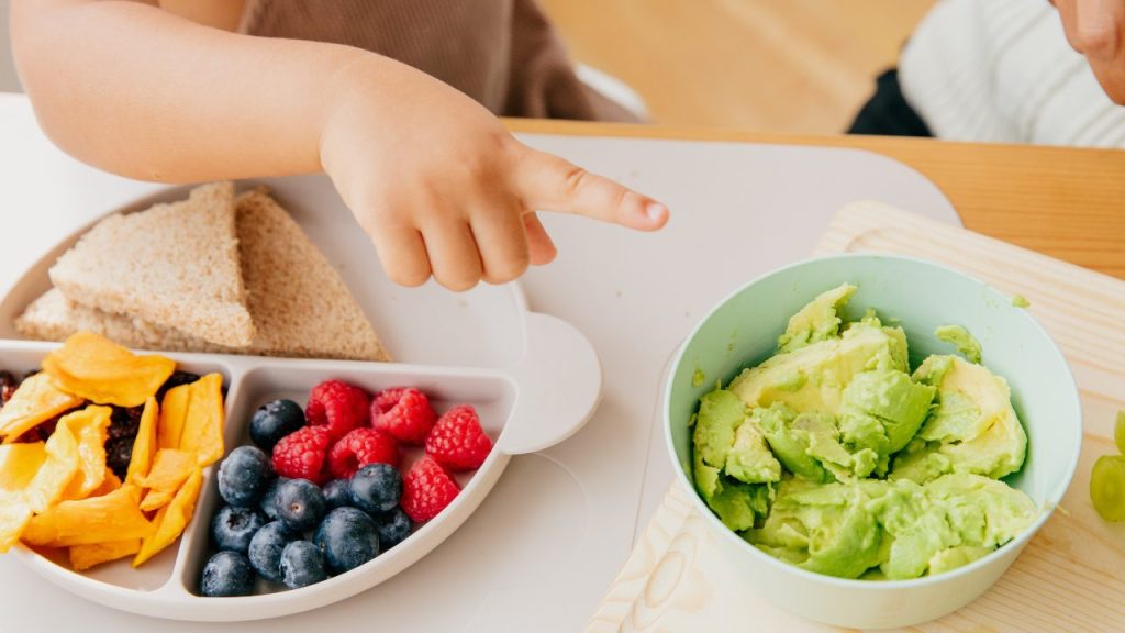 サンドウィッチの食材選びをする子供