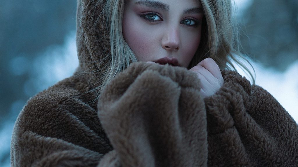 寒さに耐える女性