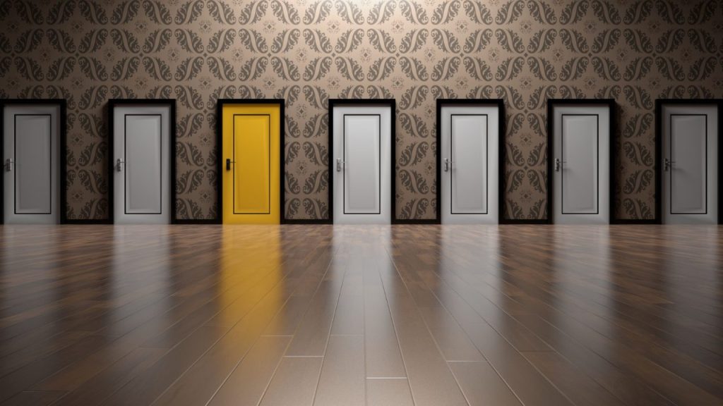 等間隔に並ぶ7個のドア