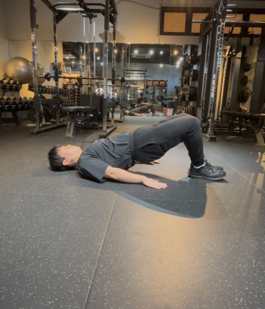 ヒップリフトをするトレーナー