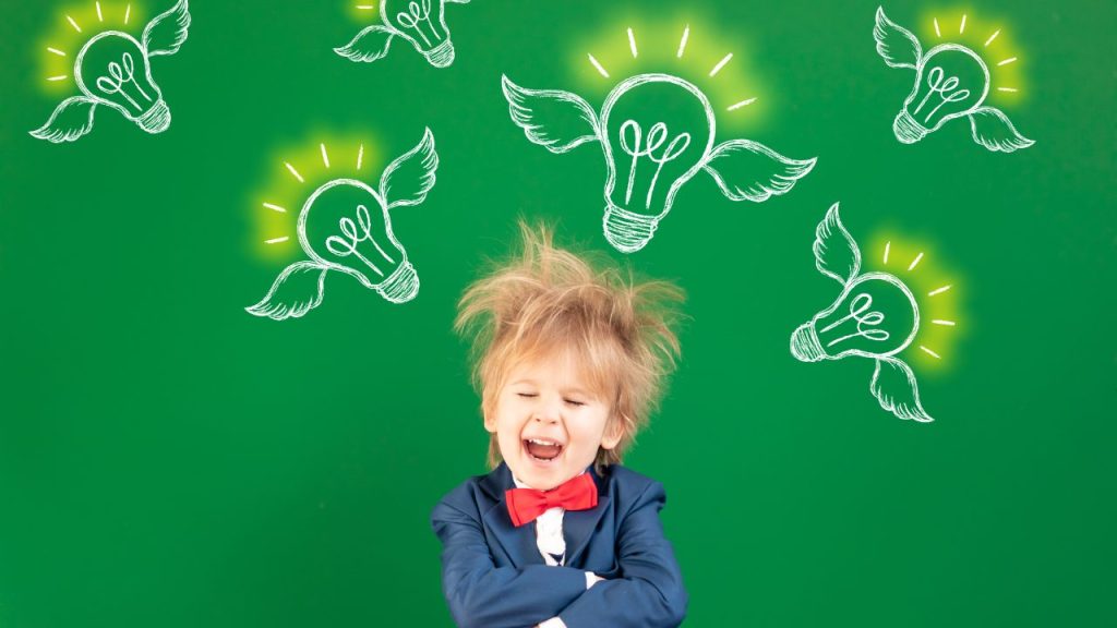 何かを閃いた子供