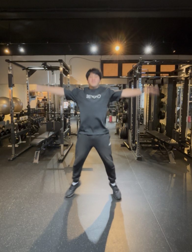 両手足を広げて跳ぶトレーナー