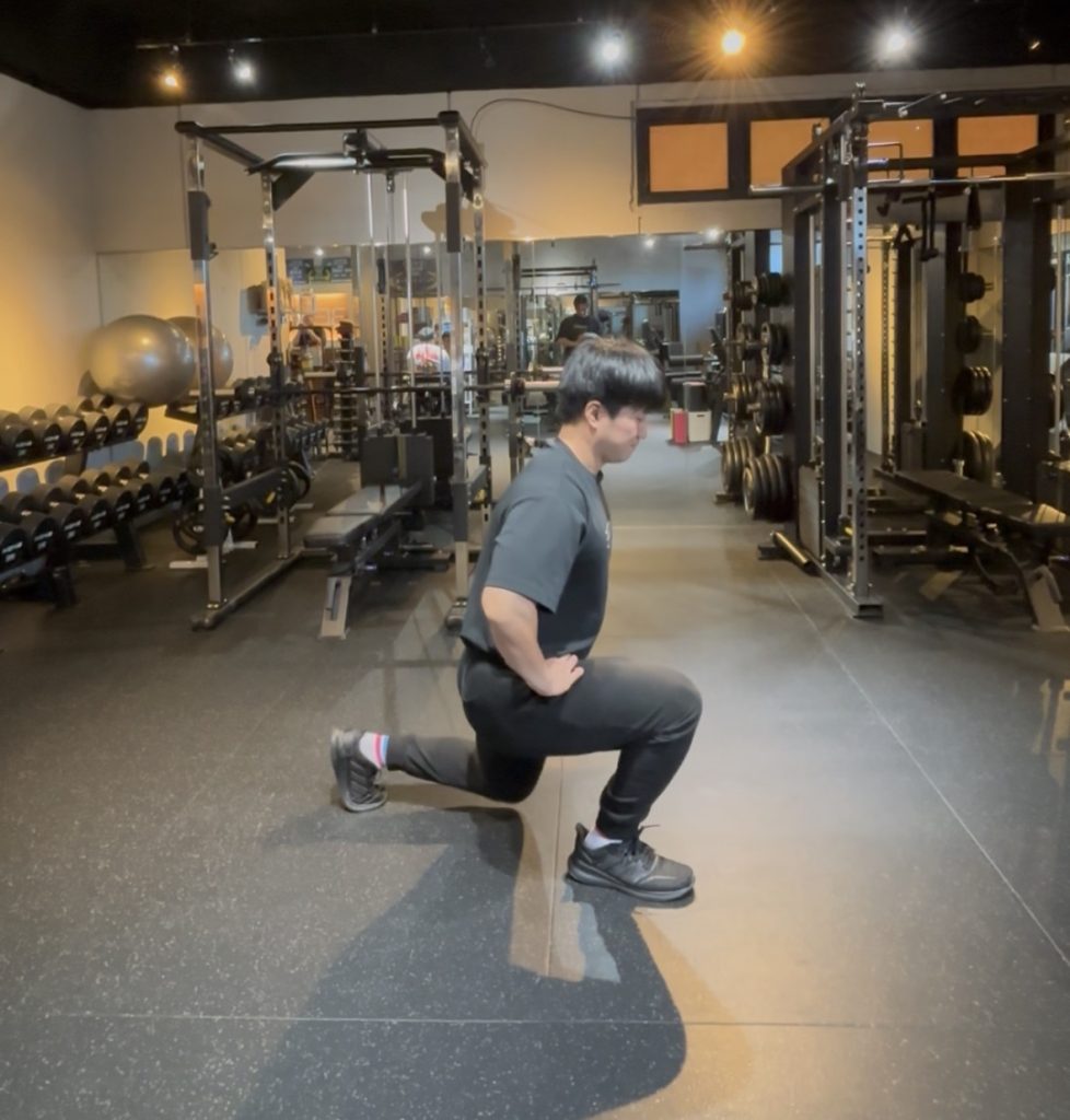 ランジをするトレーナー