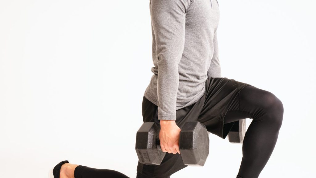 ダンベルを持ってランジをする男性