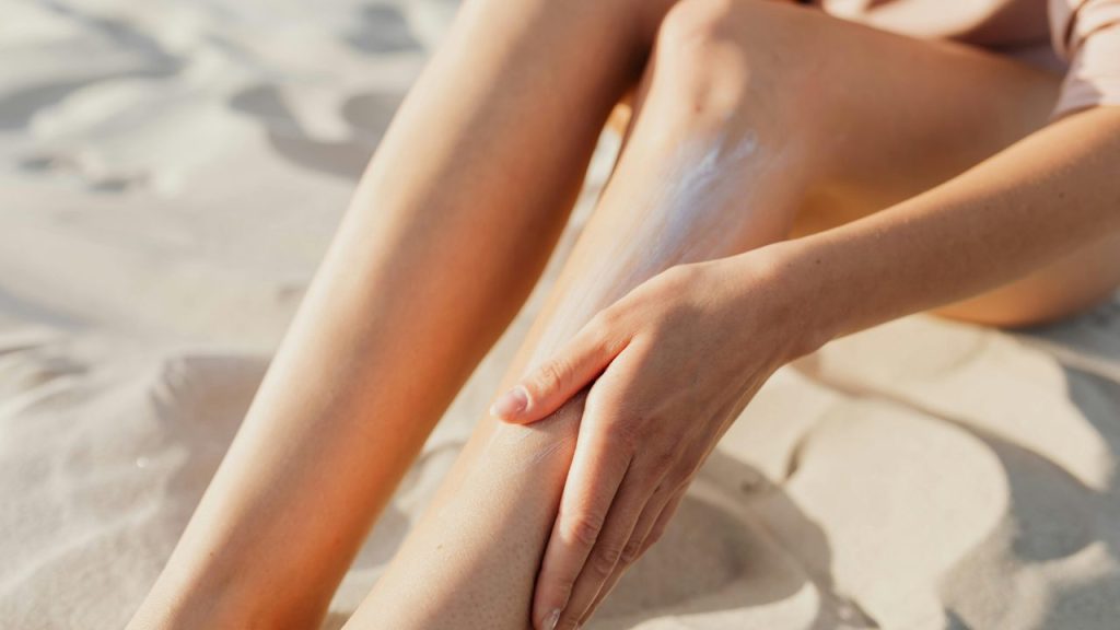 足にクリームを塗る女性