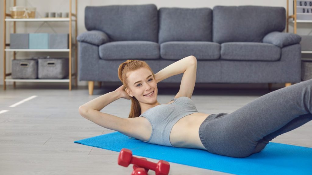 レッグレイズをする女性