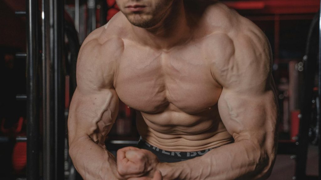 筋肉を見せつけるの男性