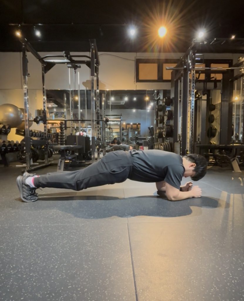 プランクをするトレーナー