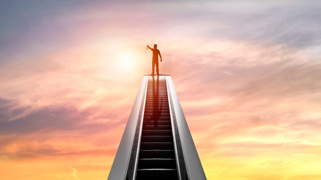 表彰台でガッツポーズする人