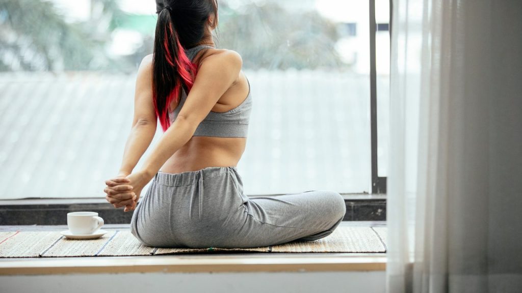 ベランダでくつろぐ女性