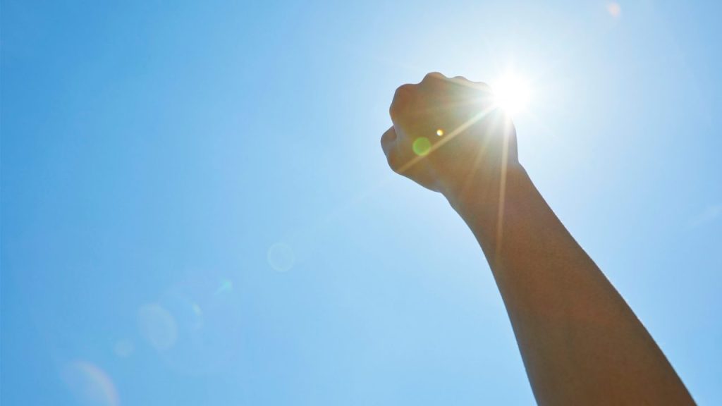 空に手をかかげている絵