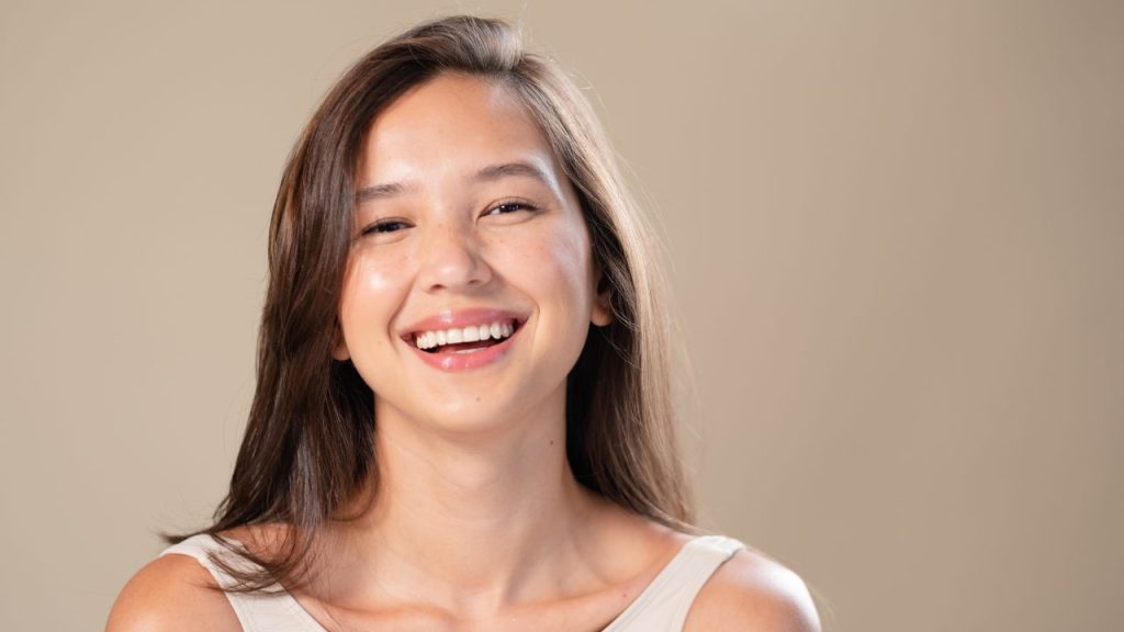 笑顔でこっちを向く女性