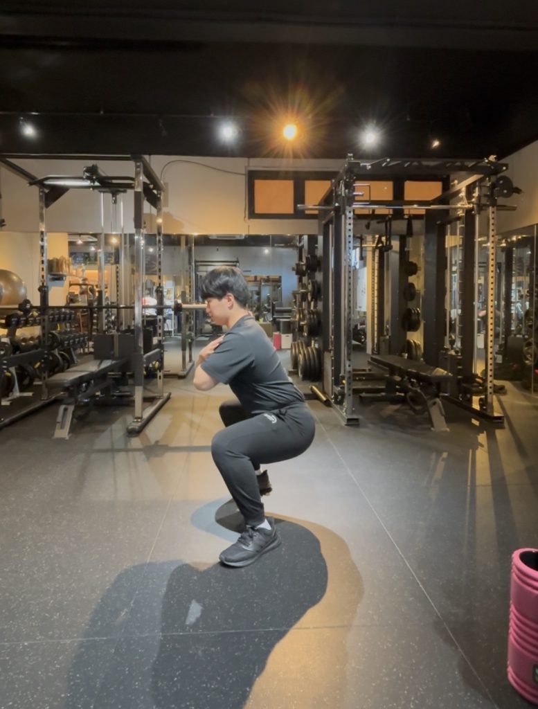 スクワットをするトレーナー