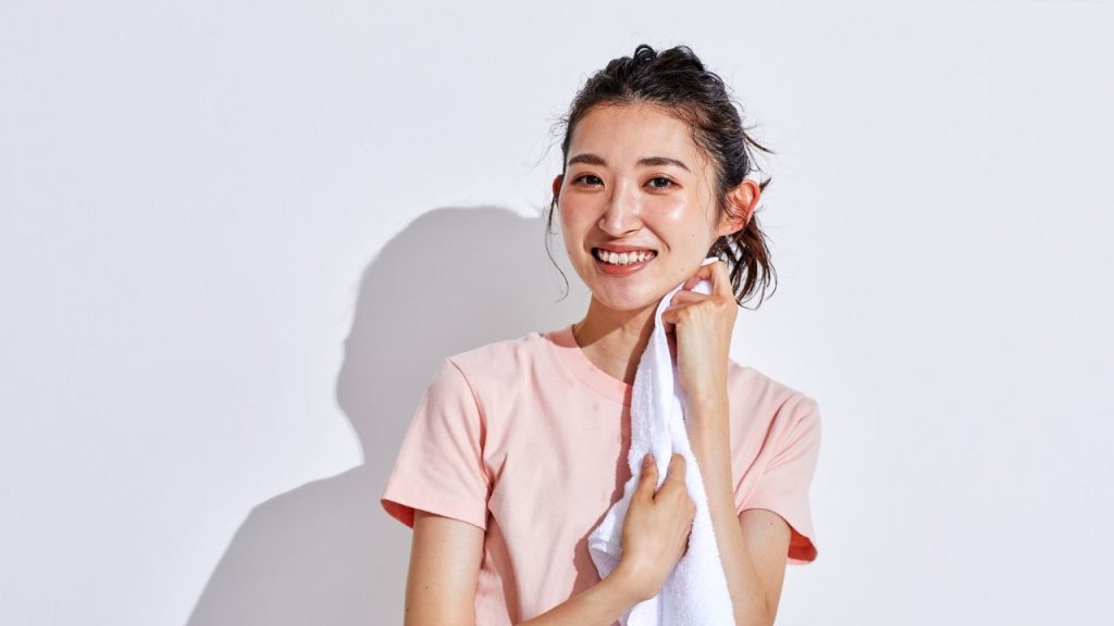 汗を拭く女性