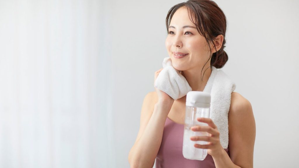 汗を拭いている女性