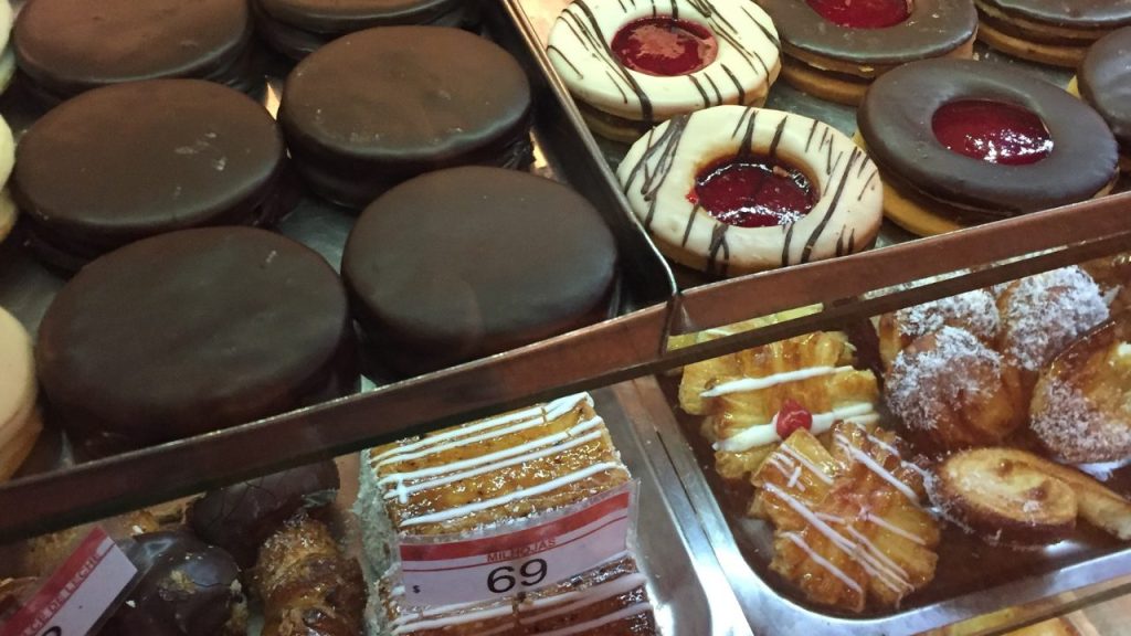 並べられた美味しそうな洋菓子