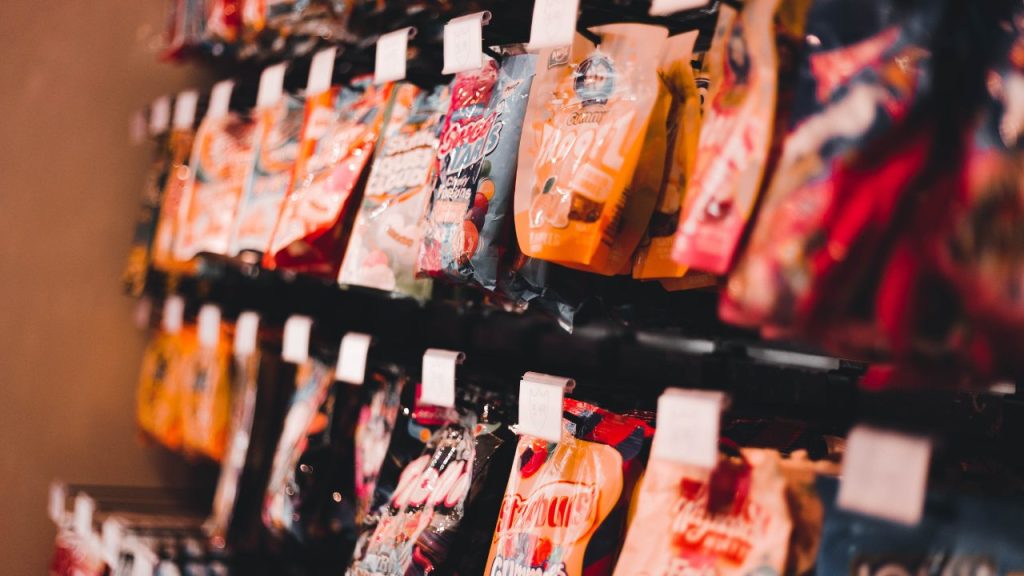 グミが沢山陳列されている棚