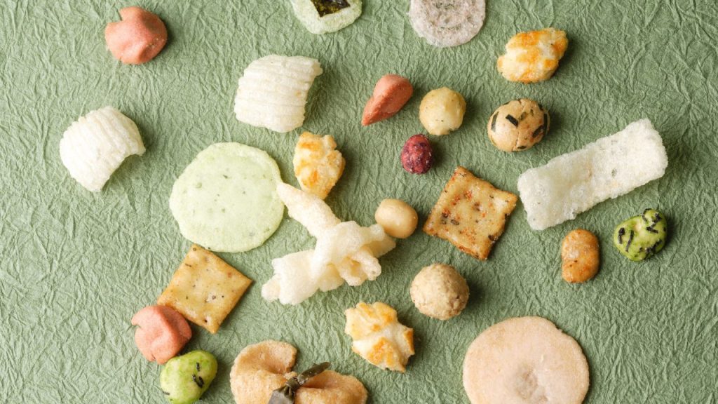 散らかったいろんな種類のせんべい