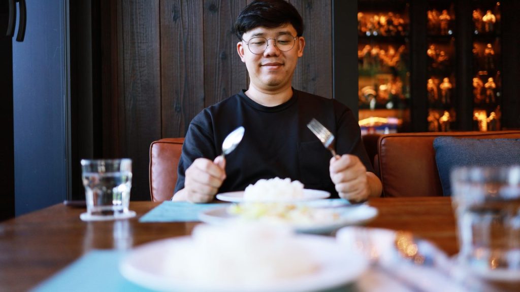 白米を食べる男性