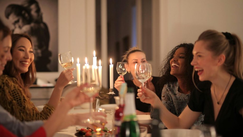 みんなで楽しくパーティーをする様子