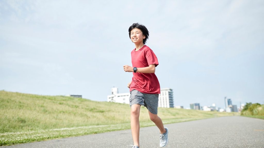 ランニングをする少年