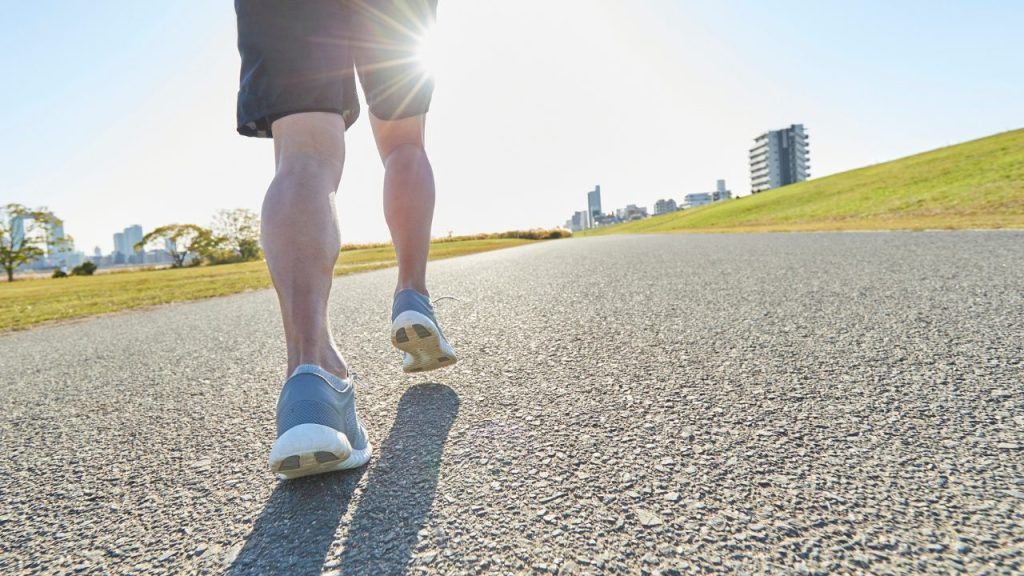 ウォーキングをする人