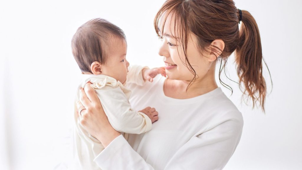 赤子を抱く母
