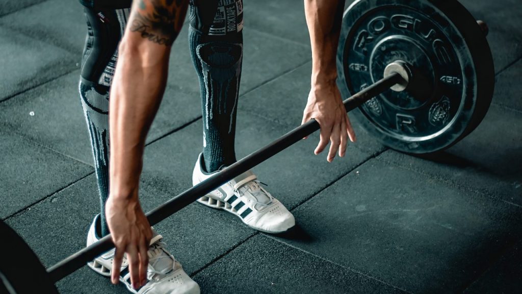 デッドリフトをする人